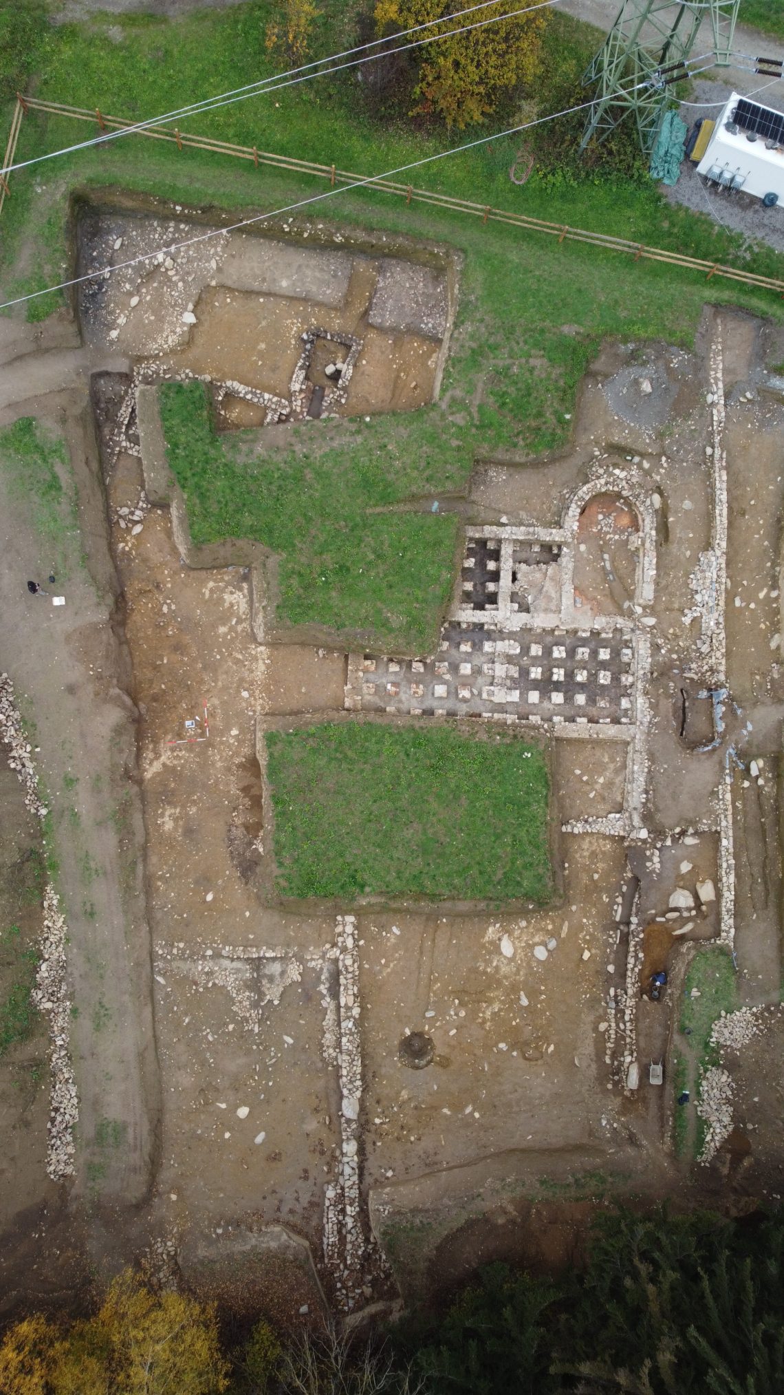 Überblick der ausgegrabenen Strukturen im Bereich des Römerbades.