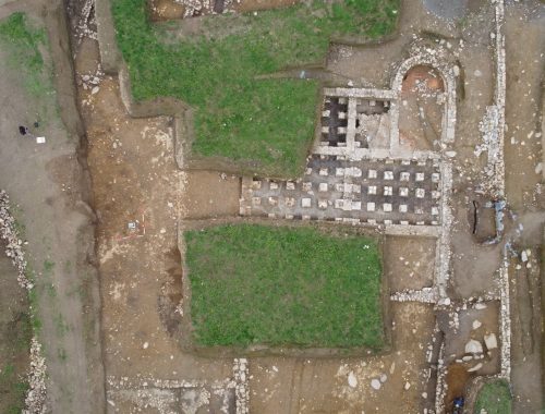 Überblick der ausgegrabenen Strukturen im Bereich des Römerbades.